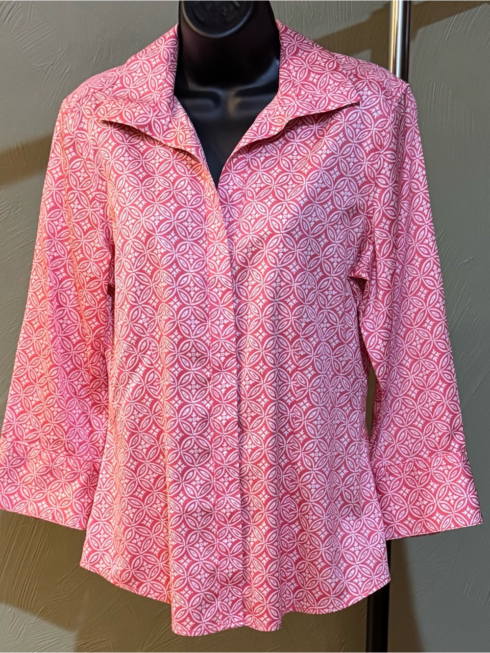 Talbots Women’s Pink White Geometric Medallion Button Down Shirt Size 10 EUC